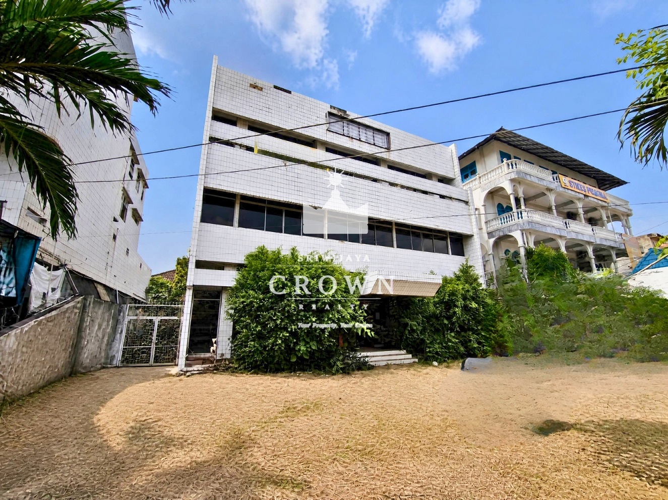 Dijual atau disewakan gedung 3 lantai cocok untuk dijadikan kantor di R.E. Martadinata, Lemabang Kota Palembang